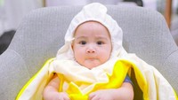 Disaat Rayyanza Malik Ahmad jadi pisang. Foto: dok. Instagram raffinagita1717