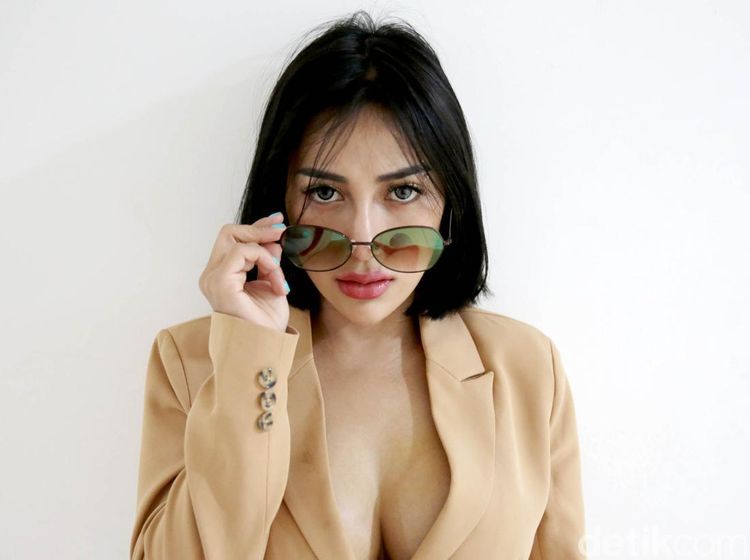 Rezy Adisty Blak-blakan soal Tarif hingga Kecilkan Payudara