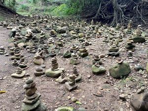 Dear Turis, Tolong Dong Jangan Tumpuk-tumpuk Batu Seperti Ini Lagi