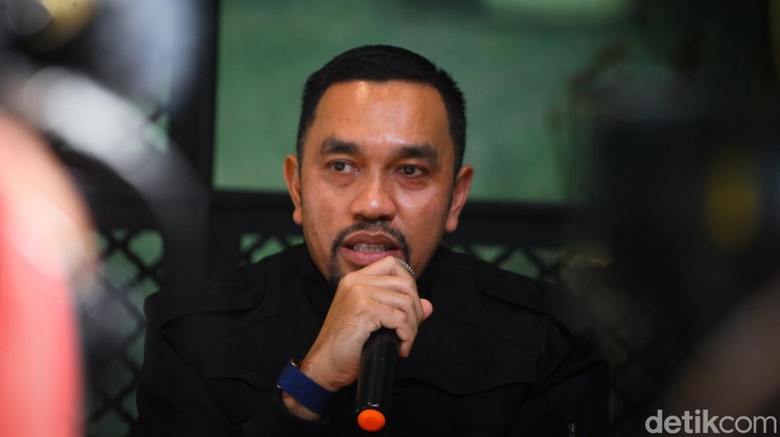 Ahmad Sahroni didampingi pengacaranya, Arman Hanis memberikan pernyataan soal pelaporan kepada Adam Deni di kawasan Kebayoran Baru, Jakarta Selatan, Jumat (1/7/2022).