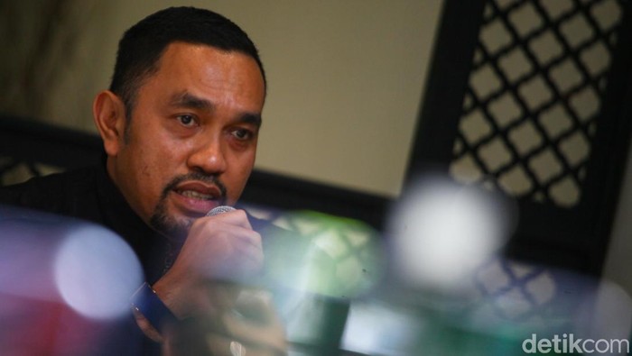 Ahmad Sahroni didampingi pengacaranya, Arman Hanis memberikan pernyataan soal pelaporan kepada Adam Deni di kawasan Kebayoran Baru, Jakarta Selatan, Jumat (1/7/2022).