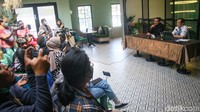 Ahmad Sahroni didampingi pengacaranya, Arman Hanis memberikan pernyataan soal pelaporan kepada Adam Deni di kawasan Kebayoran Baru, Jakarta Selatan, Jumat (1/7/2022).   