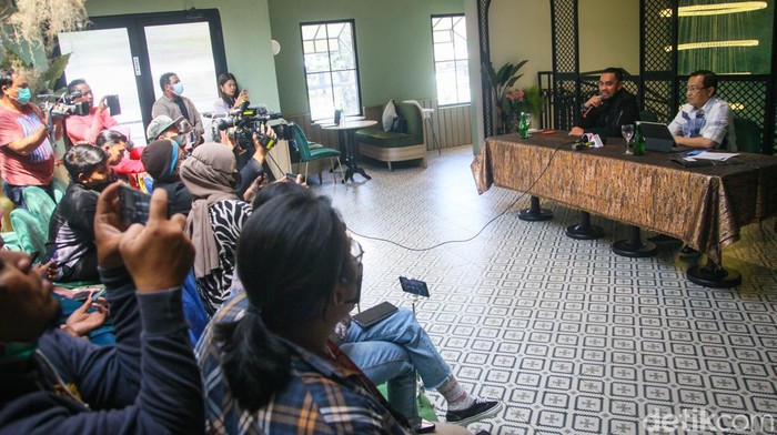 Sahroni Kembali Polisikan Adam Deni Ahmad Sahroni didampingi pengacaranya, Arman Hanis memberikan pernyataan soal pelaporan kepada Adam Deni di kawasan Kebayoran Baru, Jakarta Selatan, Jumat (1/7/2022).