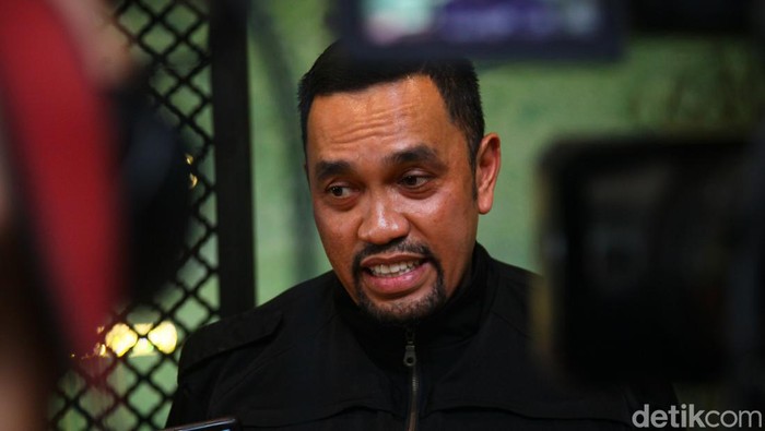 Ahmad Sahroni didampingi pengacaranya, Arman Hanis memberikan pernyataan soal pelaporan kepada Adam Deni di kawasan Kebayoran Baru, Jakarta Selatan, Jumat (1/7/2022).
