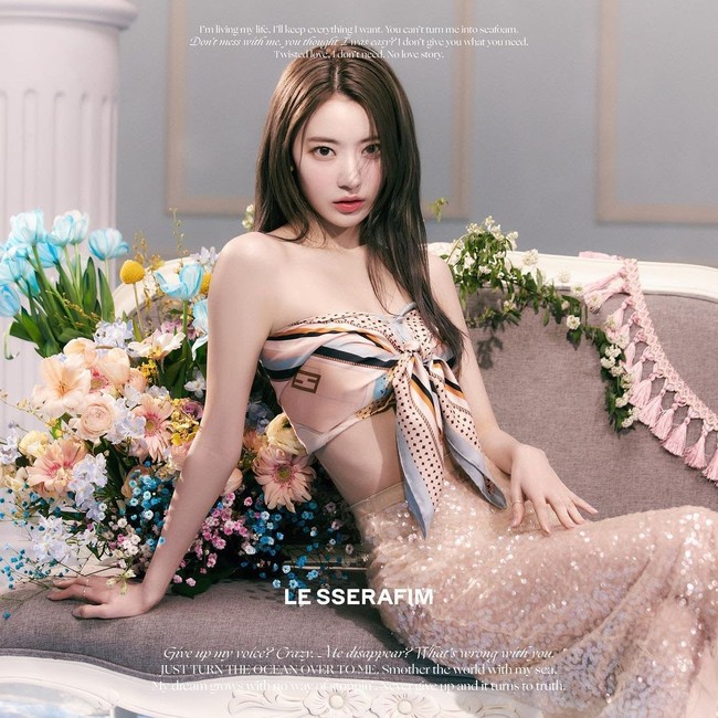 Pemotretan album LE SSERAFIM mengusung konsep mermaid. Salah satu personelnya Sakura memakai scarf bernuansa pastel sebagai atasan dengan rok berbahan sequin yang senada. Rambutnya dibiarkan terurai dengan gaya wet hair look. Foto: dok. HYBE Labels