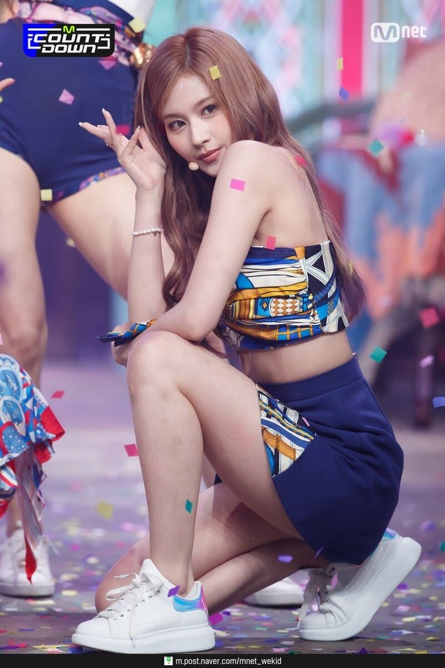 Saat comeback dengan lagu Alcohol Free, TWICE mengusung konsep tropical dalam aksi panggungnya. Sana terlihat memakai scarf bercorak yang senada dengan roknya. Penampilannya pun terlihat lebih kasual karena memakai sneakers putih dari Adidas. Foto: dok. Mnet