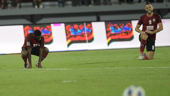 Pesepak bola Bali United Jajang Mulyana (kanan) berselebrasi bersama rekannya Rahmat setelah berhasil mencetak gol ke gawang Kaya FC Iloilo Ryo Fujii (tengah) dalam pertandingan sepak bola Grup G Piala AFC 2022 di Stadion I Wayan Dipta, Gianyar, Bali, Kamis (30/6/2022). Bali United berhasil mengalahkan klub asal Filipina tersebut dengan skor 1-0. ANTARA FOTO/Nyoman Budhiana/foc.