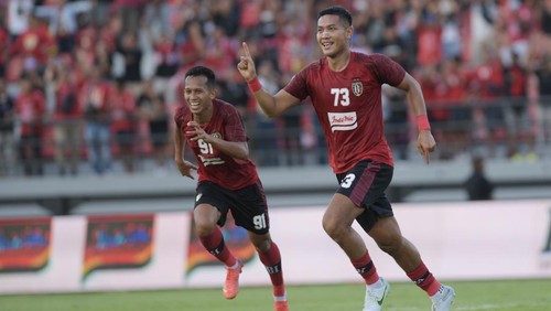 Pesepak bola Bali United Jajang Mulyana (kanan) berselebrasi bersama rekannya Rahmat setelah berhasil mencetak gol ke gawang Kaya FC Iloilo Ryo Fujii (tengah) dalam pertandingan sepak bola Grup G Piala AFC 2022 di Stadion I Wayan Dipta, Gianyar, Bali, Kamis (30/6/2022). Bali United berhasil mengalahkan klub asal Filipina tersebut dengan skor 1-0. ANTARA FOTO/Nyoman Budhiana/foc.
