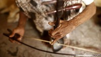 Goyong ahli dalam memainkan alat musik tehyan dan terompet. Diakuinya, butuh teknik khusus untuk memainkan kedua gawai bernada tinggi dan rendah itu. Seperti terompet misalnya, hanya orang-orang yang piawai mengatur napas panjang yang dapat melantunkannya agar iramanya tidak terputus.