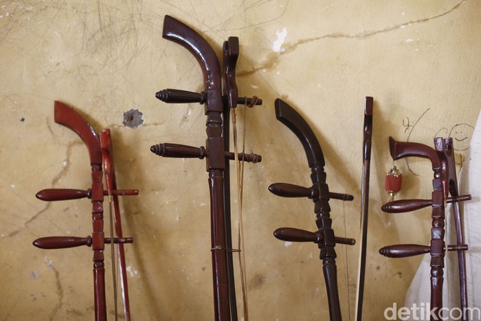 Seniman Tehyan Riwayatmu Kini Oen Sin yang, Pria kelahiran 1951 ini merupakan pemain musik Gambang Kromong. Ia bertugas memegang alat musik Teh Yan di setiap penampilannya.
-. Oen Sin Yang (71) atau akrab disapa Goyong adalah laki-laki keturunan Tionghoa. Di dalam nadinya, mengalir darah seniman dari mendiang ayahnya, Oen Oen Hok.