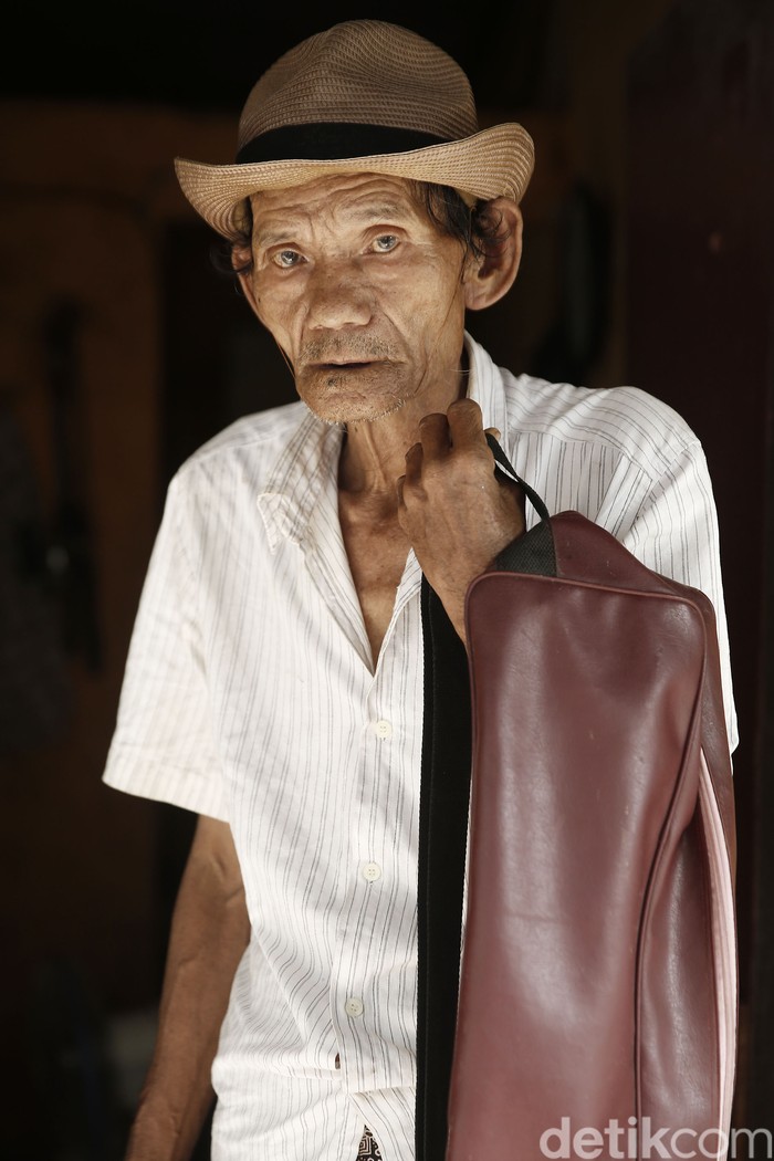 Seniman Tehyan Riwayatmu Kini Oen Sin yang, Pria kelahiran 1951 ini merupakan pemain musik Gambang Kromong. Ia bertugas memegang alat musik Teh Yan di setiap penampilannya.
-. Oen Sin Yang (71) atau akrab disapa Goyong adalah laki-laki keturunan Tionghoa. Di dalam nadinya, mengalir darah seniman dari mendiang ayahnya, Oen Oen Hok.