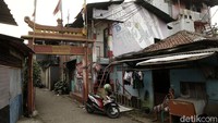 Menurutnya, hingga kini tak juga ada perhatian yang lebih dan serius dari Pihak Pemerintah. Meskipun wilayah Goyong kini dilabeli Kampung Tehyan oleh Pemkot Tangerang. Termasuk bila melihat kondisi rumah Goyong yang sudah reyot dan tak layak huni. Malah Yayasan Kemanusiaan lah yang gerak dan inisiatif merenovasi rumah Goyong.