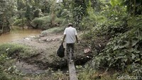 Karena ia kini memiliki banyak waktu luang, Goyong lebih sering menghabiskan waktunya untuk memancing di kali dekat tempat tinggalnya.