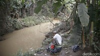 Tak banyak kegiatan yang bisa ia lakukan selain berkesenian dengan memainkan alat musik Tehyan dan terompet. Maka tak heran bila setiap harinya ia selalu menghabiskan waktu luangnya dengan memancing.