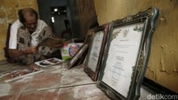 Untung saja masih ada yang peduli dengan kehidupan para seniman seperti Goyong ini. Beberapa lalu, ada perwakilan dari yayasan kemanusiaan datang dan menawarkan renovasi rumah Goyong yang hampir rubuh. Hingga saat ini renovasi itu juga masih terus dilakukan agar ia bisa hidup nyaman.