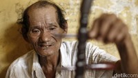 Goyong mulai belajar memainkan Tehyan sejak usia 22 tahun. Ia terjun ke dunia musik karena sang ayah adalah pemilik orkes Gambang Kromong yang kala itu juga berada di kawasan Tangerang.