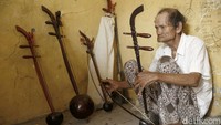 Begitu juga dengan alat musik Tehyan yang kini biasa dimainkan oleh Goyong. Butuh teknik dan keterampilan khusus agar dapat melantunkan irama dengan apik dan tidak terputus hingga musik terakhir.