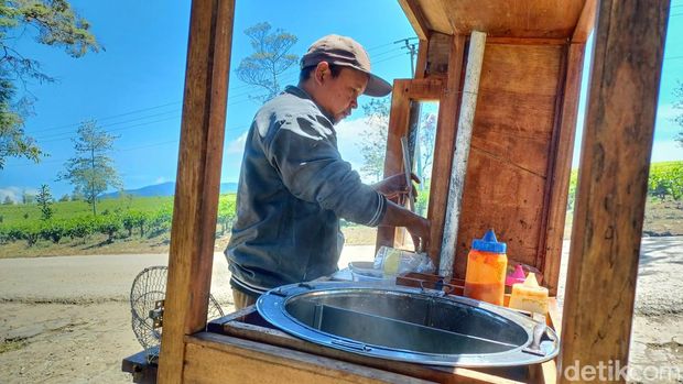 Sensasi makan bakso di tengah kebun teh Malabar Pangalengan.