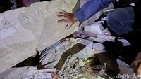 Akibat kejadian itu, satu orang tewas dan satu korban luka-luka. Korban tewas kini belum diketahui apakah tukang atau dari pihak pemborong.
