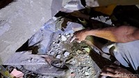 Hingga saat ini tim masih melakukan upaya evakuasi dan membersihkan puing-puning bangunan sekolah yang roboh. Sebab lokasi kejadian juga gelap dan kurang pencahayaan. 