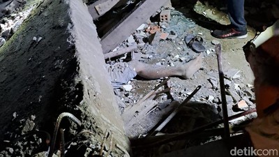Seorang Pekerja Tewas Imbas Gedung Sekolah di Palembang Roboh