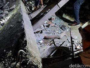Seorang Pekerja Tewas Imbas Gedung Sekolah di Palembang Roboh