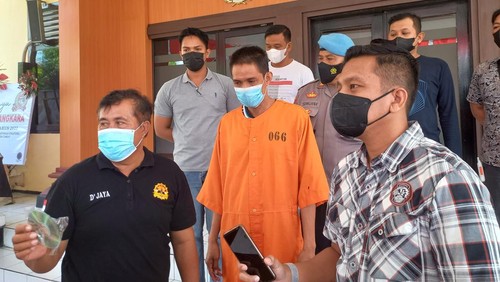 Seorang pria bernama Ihwal Barokah (35) di Buleleng, Bali ditetapkan sebagai tersangka akibat nekat menyebarkan foto bugil mantan pacarnya di media sosial.