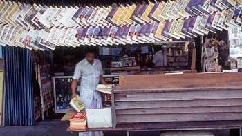 Kios majalah dan koran yang masih laris manis ketika itu. Foto: Vintag.es