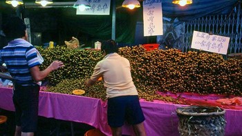 Penjual buah-buahan di lapaknya yang sederhana. Foto: Vintag.es