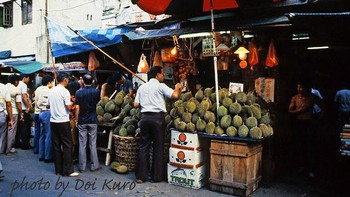 Suasana di sebuah pasar Singapura pada tahun 1980-an. Mirip-mirip dengan di Indonesia. Foto: Vintag.es