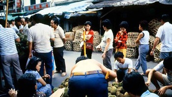 Orang-orang berkerumun di pasar yang belum begitu teratur atau rapi. Foto: Vintag.es