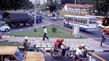 Sepeda motor juga masih menjadi pemandangan lazim di lalu lintas kota Singapura, tidak seperti sekarang. Foto: Vintag.es