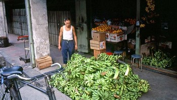 Saat tahun 1980-an itu, pedagang masih cukup bebas menjajakan dagangannya seperti ini. Foto: Vintag.es