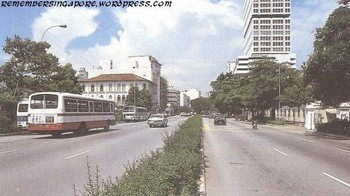 Jalanan waktu itu yang masih sepi dan busnya pun belum begitu bagus. Motor masih banyak lalu lalang. Foto: Remembersingapore