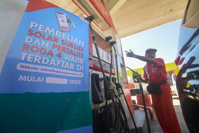 Petugas melayani pembelian bahan bakar minyak di SPBU Kota Padangpanjang, Sumatera Barat, Jumat (1/7/2022).  Pertamina menyosialisasikan mekanisme baru pembelian BBM bersubsidi dalam upaya memastikan penyaluran tepat sasaran, yakni dengan mendaftar melalui website subsidi.tepat.mypertamina.id khusus untuk kendaraan roda empat. ANTARA FOTO/Iggoy el Fitra/rwa.