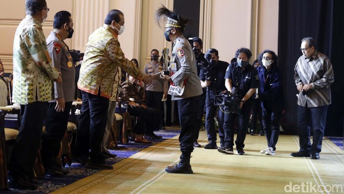 Sosok Brigjen Eko, Peraih Polisi Inovatif Hoegeng Awards 2022 Penerima Hoegeng Awards 2022 telah diumumkan. Brigjen Eko Rudi Sudarto menjadi polisi yang menerima penghargaan Hoegeng Awards 2022 kategori Polisi Inovatif.