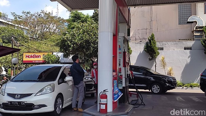 Suasana di SPBU Riau, Jl L.L.R.E Martadinata, Kota Bandung.