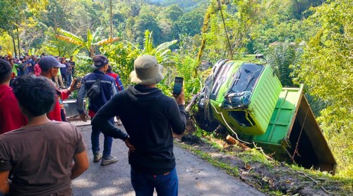 Suasana evakuasi truk bermuatan aspal cair di jalur Tabanan-Singaraja tepatnya di lingkungan Banjar/Desa Sanda, Kecamatan Pupuan, Jumat (1/7/2022).