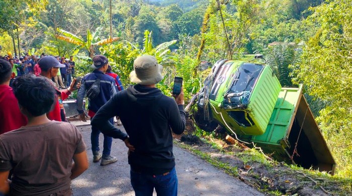 Suasana evakuasi truk bermuatan aspal cair di jalur Tabanan-Singaraja tepatnya di lingkungan Banjar/Desa Sanda, Kecamatan Pupuan, Jumat (1/7/2022).