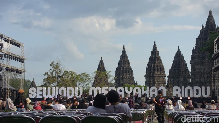 Suasana Prambanan Jazz dilatarbelakangi panorama kompleks Candi Prambanan, Jumat (1/7/2022).