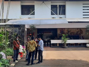 Risma Melayat ke Rumah Duka Tjahjo Kumolo