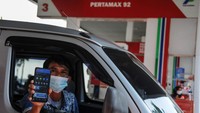Pengendara menunjukkan aplikasi MyPertamina saat mengisi bahan bakar pertalite di Bandung, Jawa Barat. Pertamina Patra Niaga mulai hari ini menerapkan uji coba cara baru pembelian Pertalite dan Solar menggunakan aplikasi MyPertamina pada kendaraan roda. Antara Foto/Raisan Al Farisi.