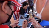Petugas membantu warga untuk pendaftaran pembelian BBM Subsidi di salah satu stasiun pengisian bahan bakar umum (SPBU) di Manado, Sulawesi Utara. Antara Foto/Adwit B Pramono.