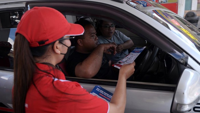 Suasana Ujicoba MyPertamina di Sejumlah Daerah Penggunaan MyPertamina untuk beli Pertalite dan Solar mulai diujicoba hari ini. Uji coba awal akan dilakukan di 11 daerah seluruh Indonesia.