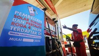 Petugas melayani pembelian bahan bakar minyak di SPBU Kota Padangpanjang, Sumatera Barat, Jumat (1/7/2022). Antara Foto/Iggoy el Fitra.