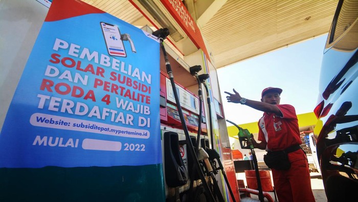 Suasana Ujicoba MyPertamina di Sejumlah Daerah Penggunaan MyPertamina untuk beli Pertalite dan Solar mulai diujicoba hari ini. Uji coba awal akan dilakukan di 11 daerah seluruh Indonesia.