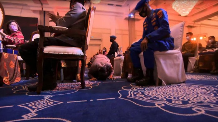 Sujud syukur Aipda Rohimah