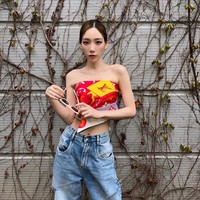 Taeyeon SNSD terlihat edgy memakai scarf Louis Vuitton dan baggy ripped jeans. Dengan scarf bernuansa color blocking, apakah Taeyeon termasuk cewek kue? Foto: dok. Instagram @taeyeon_ss