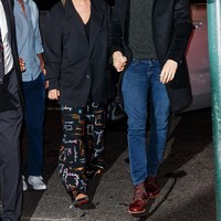 Hubungan keduanya benar-benar tertutup. Di bulan-bulan awal Taylor dan aktor asal Inggris itu pacaran bahkan menggunakan private jet dan dikawal layaknya militer. Foto: GC Images/Jackson Lee