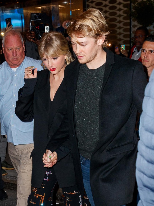Joe Alwyn (2016 – April 2023)Kisah cinta Taylor dengan aktor Inggris Joe Alwyn menjadi salah satu yang paling lama. Mereka menjalin hubungan selama enam tahun dengan menjaga privasi dari sorotan publik. Namun pada April 2023, keduanya berpisah dengan alasan perbedaan visi, tanpa drama besar. Foto: GC Images/Jackson Lee